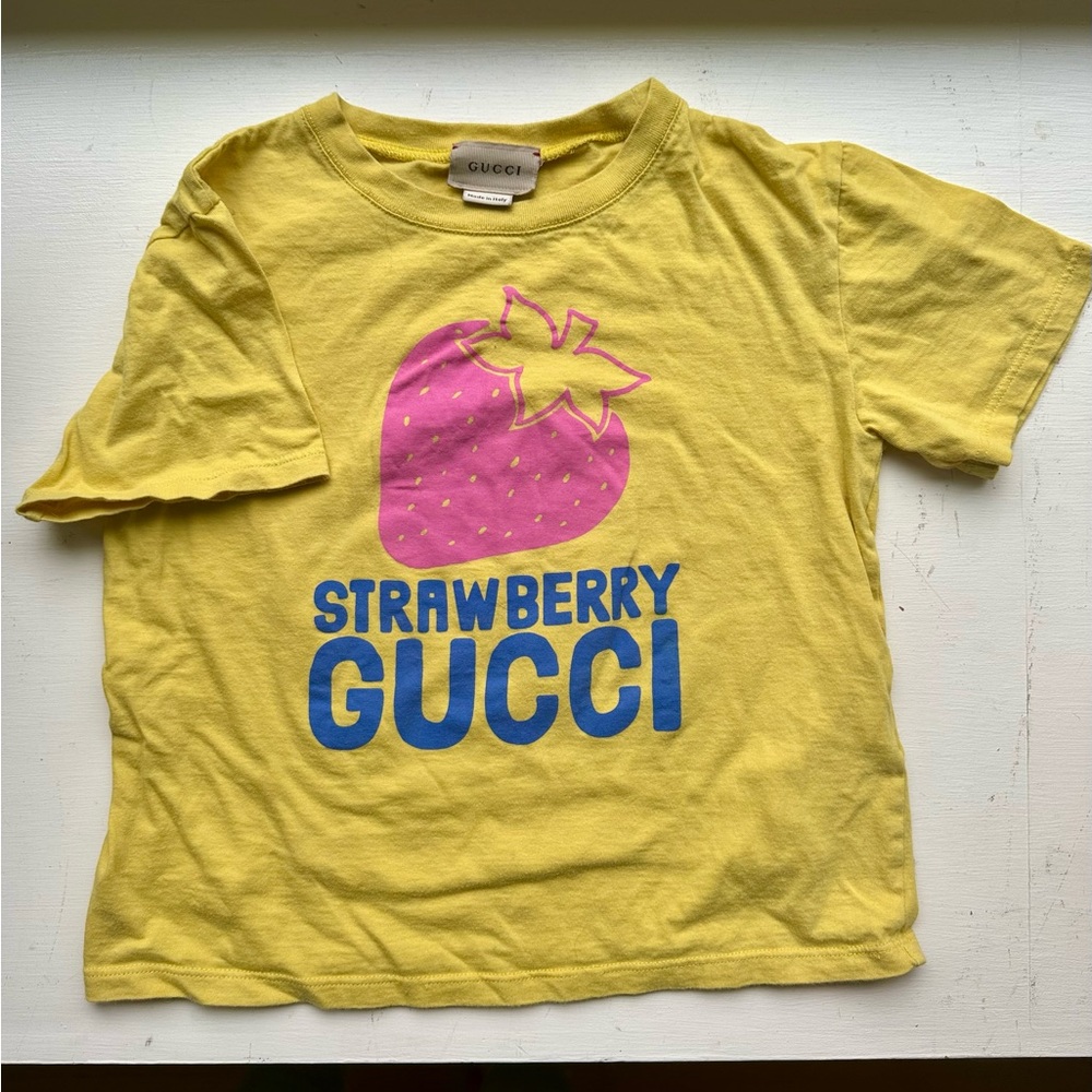 Gucci kids tshirt with a strawberry logo, size 6 (120/60)